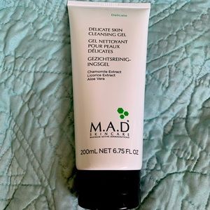 DELICATE SKIN CLEANSING GEL, 200 mL, 6.75 FL OZ